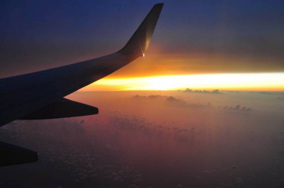 Vôo no pôr-do-sol sobre o mar do Caribe, em direção ao Suriname. Fim da temporada caribenha...